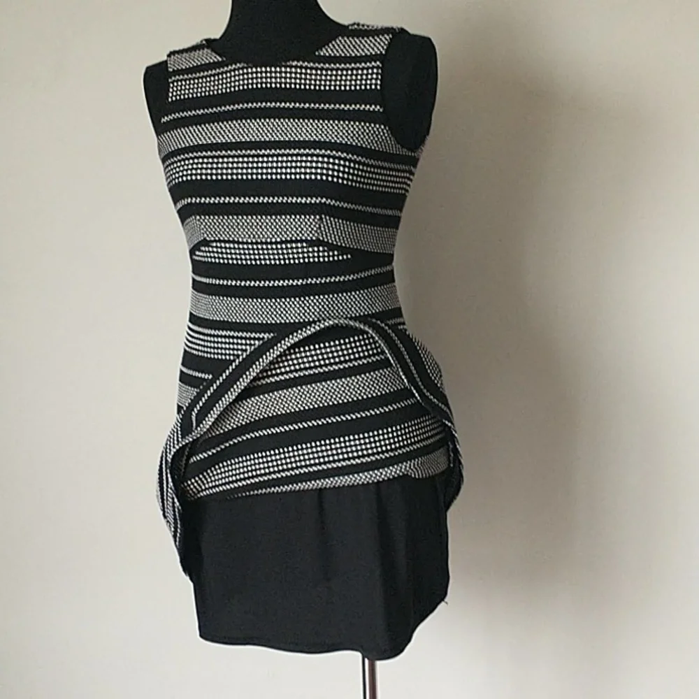 Black and White Sleeveless Dress - Picture 6 of 8